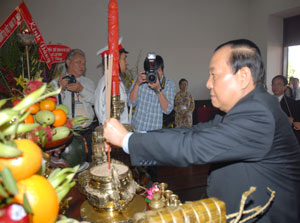 ທ່ານ ເລແທງຫາຍ ກຳມະການ ກົມການເມືອງຖະຫວາຍເຂົ້າຕົ້ມບູຊາເຈົ້າຊີວິດ ຮຸ່ງ